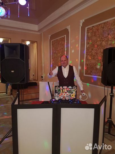 Диджей с аппаратурой