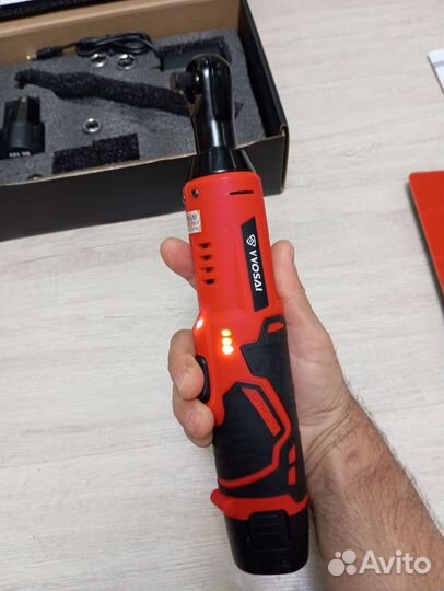 Угловой гайковерт аккумуляторный