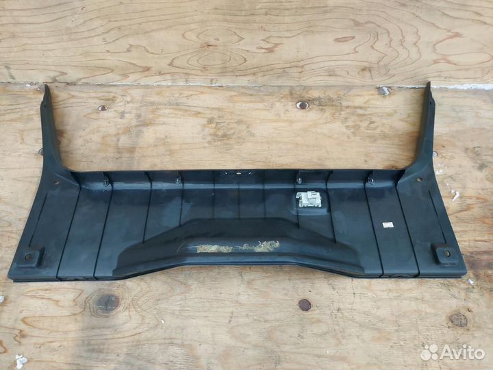 Обшивка крышки багажника Nissan Fuga Y50