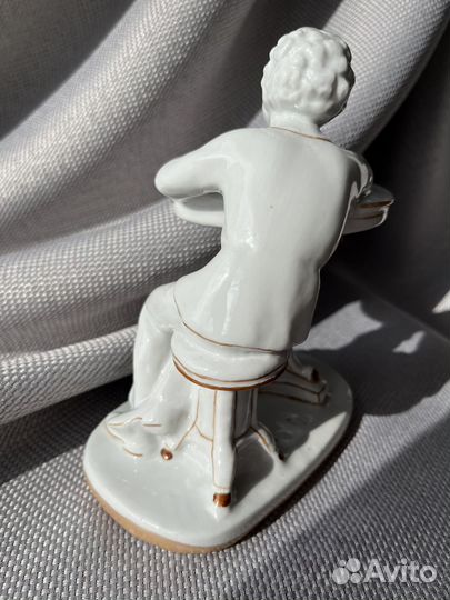 Фарфоровая статуэтка 