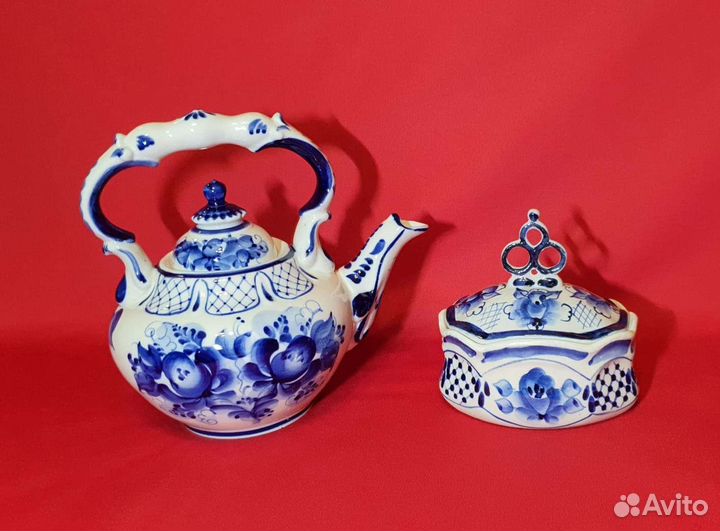 Чайник и шкатулка. Гжель