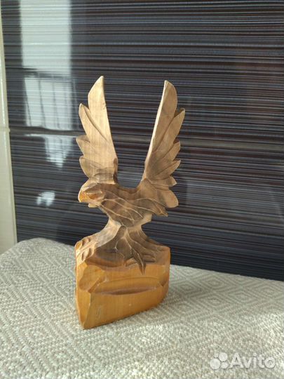 Статуэтка деревянного орла