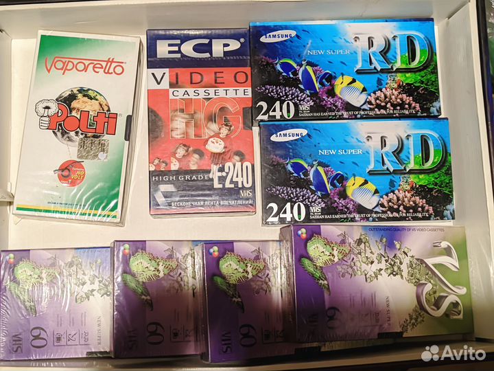 Восемь запечатанных видеокассет