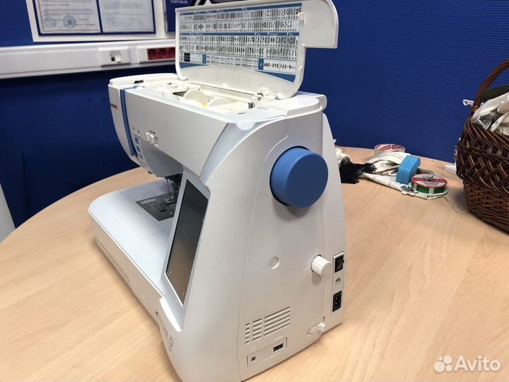 Швейная машина Janome Skyline S7