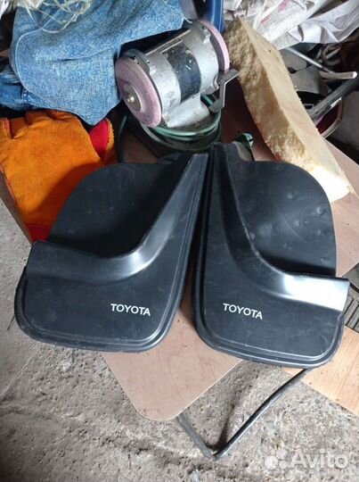 Брызговики на тойта