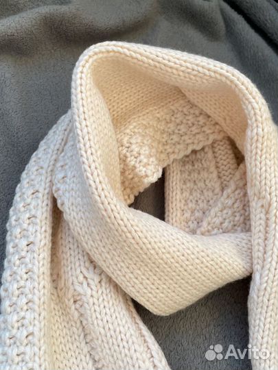 Шарф бежевый с помпонами