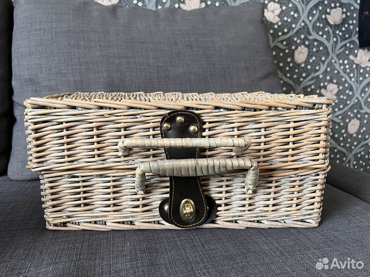 Набор для пикника в плетеном чемоданчике