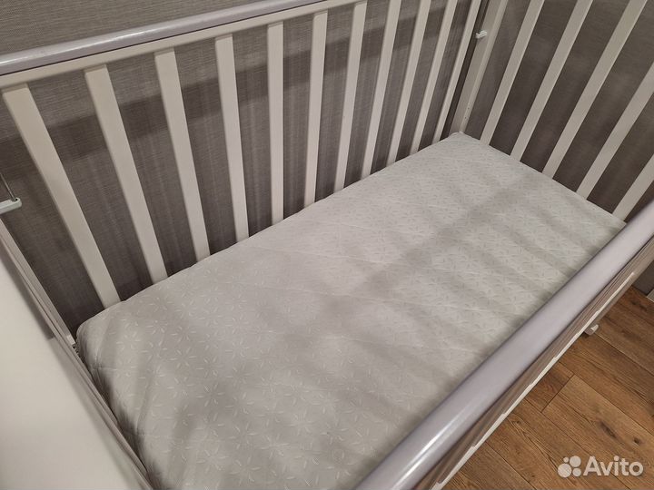 Детская кроватка с маятником