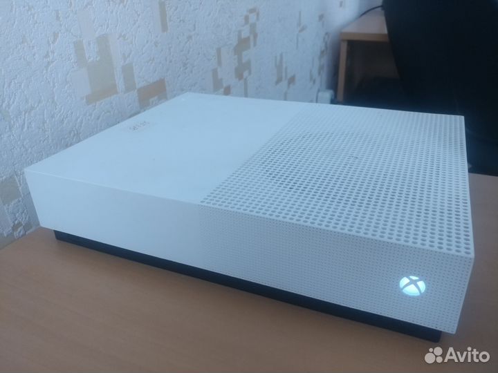 Xbox One S All Digital 1TB полурабочая с доставкой