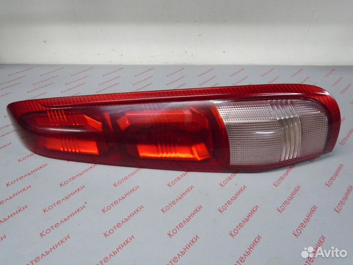 Nissan 26550-8H326 Фонарь задний правый