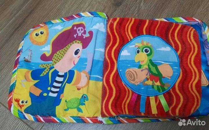 Развивающийся коврик и игрушки для малыша