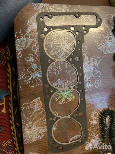 Прокладку под головку на Мерседес;