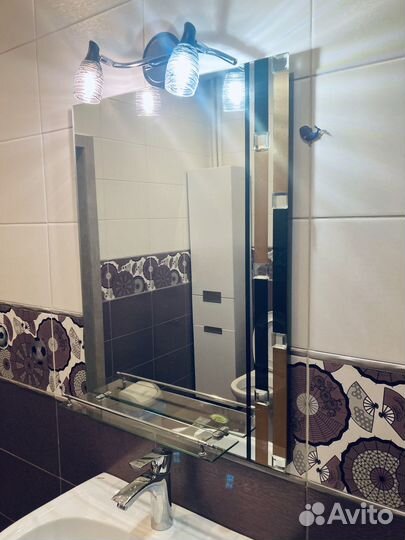 Зеркало с полочкой