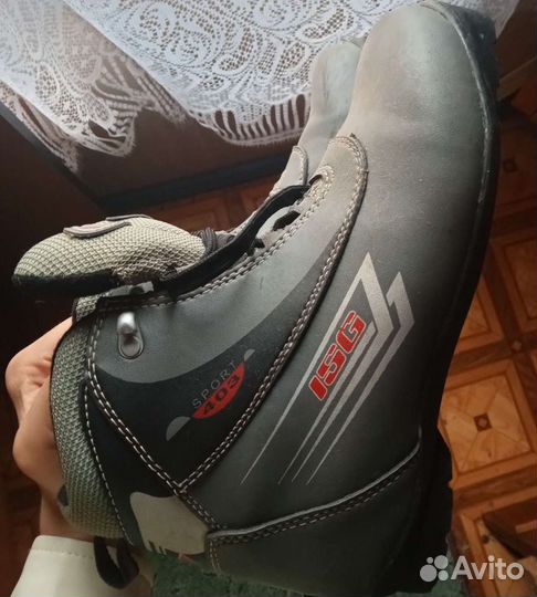 Беговые лыжи с палками и ботинками