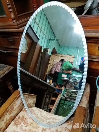 Винтажное настенное зеркало с фацетами и основой