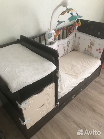 Детская кроватка с пеленальным столиком