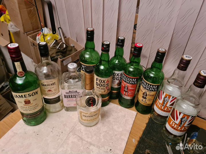 Пустые бутылки для коллекции