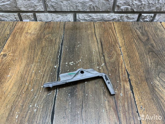 Skoda Karoq Крепление аккумулятора