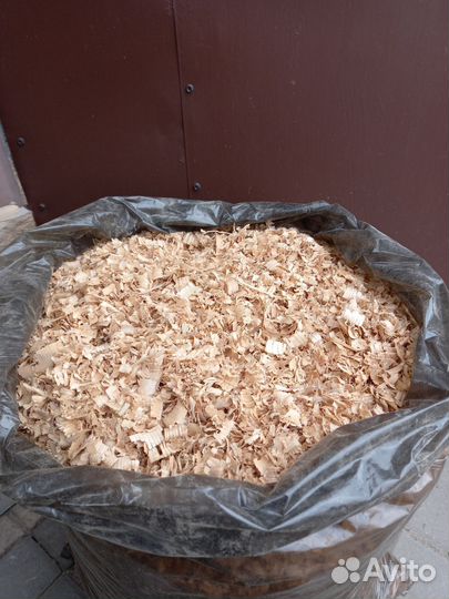 Сухие опилки в мешках