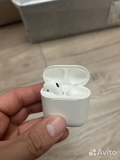 Оригинал Airpods 2 кейс и левый наушник