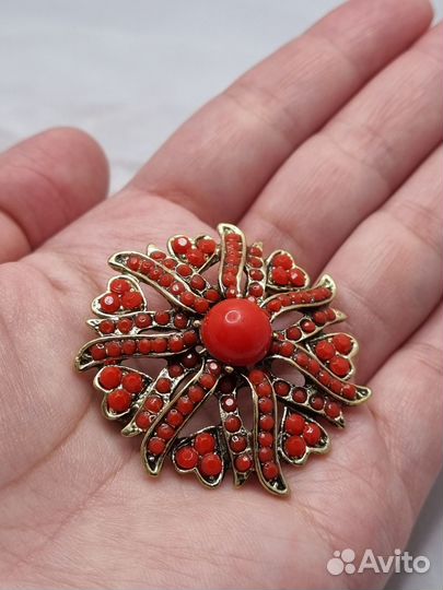 Брошь коралловая, цветок