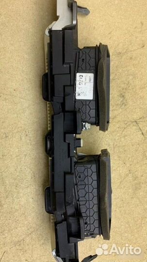 Дефлектор обдува центральный Kia K5 DL3