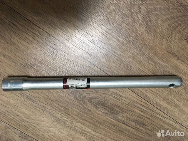 Ключ свечной на 16 мм с магнитом
