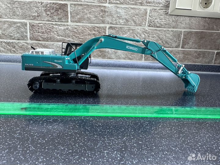 Масштабная модель экскаватора Kobelco SK200