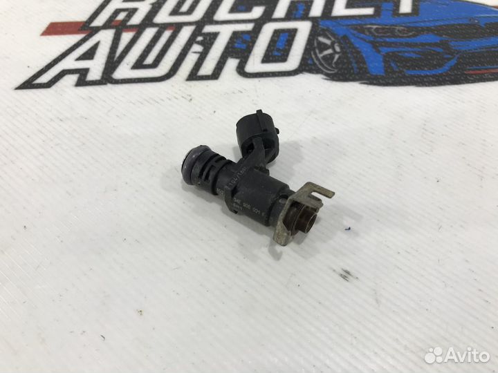 Форсунка топливная Skoda Rapid 04E906031F