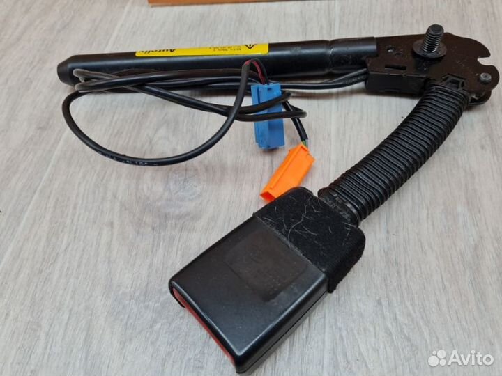 Замок ремня безопасности передний правый Land