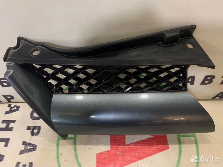 Решетка радиатора передняя правая Mitsubishi