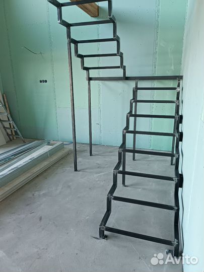 Лестница на металлокаркасе