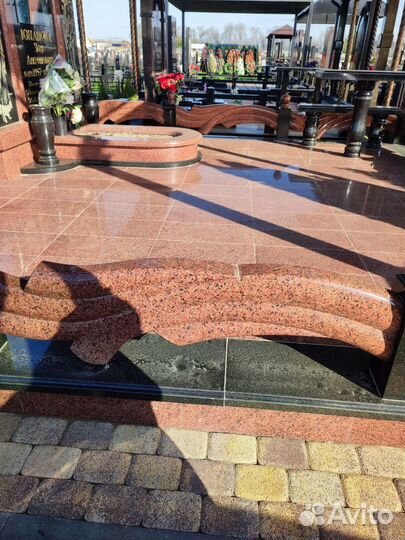 Уборка могил на кладбище