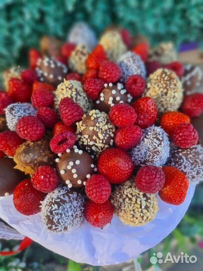 Клубника в шоколаде розы