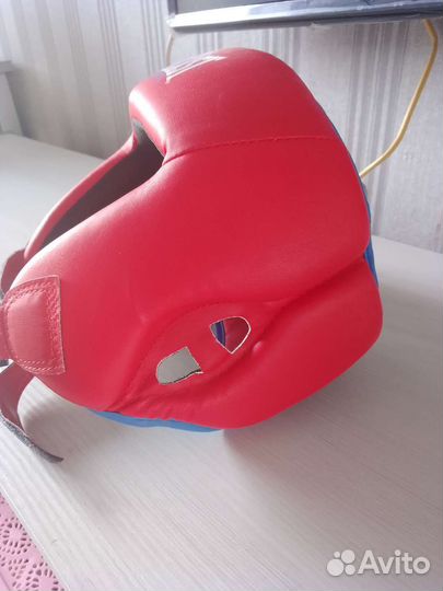 Боксерский шлем, бинт и перчатки