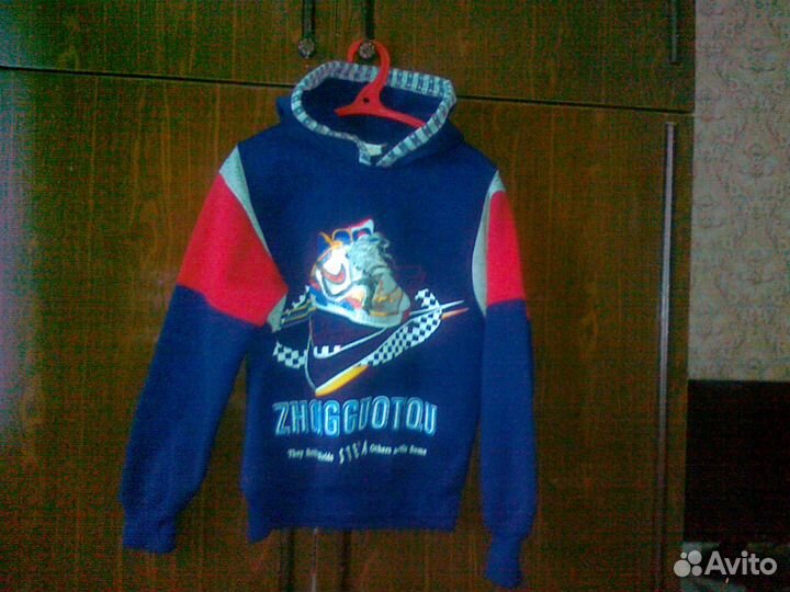 Костюм и толстовка