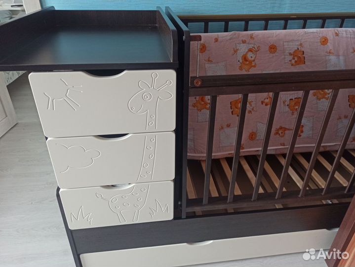 Детская кроватка с маятником