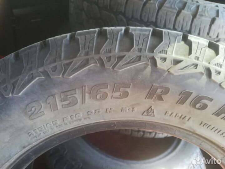 Motomaster APL 215/65 R16