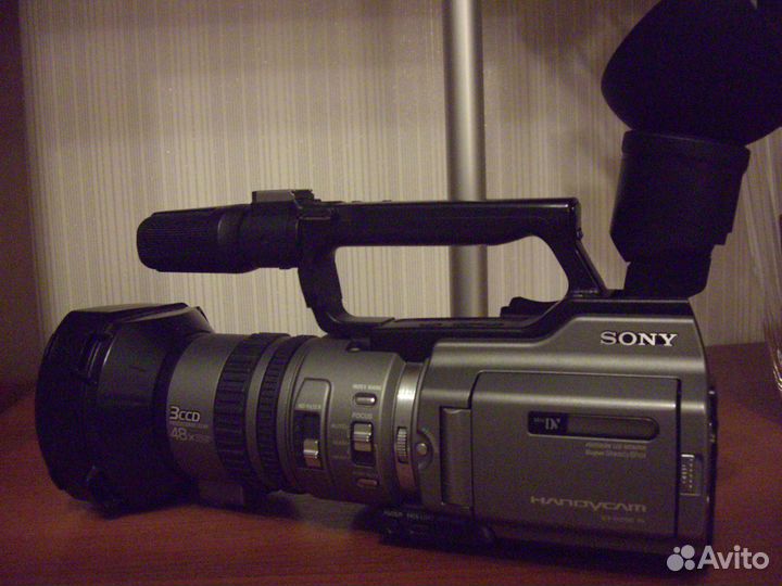 Видеокамера Sony DCR-VX2100E