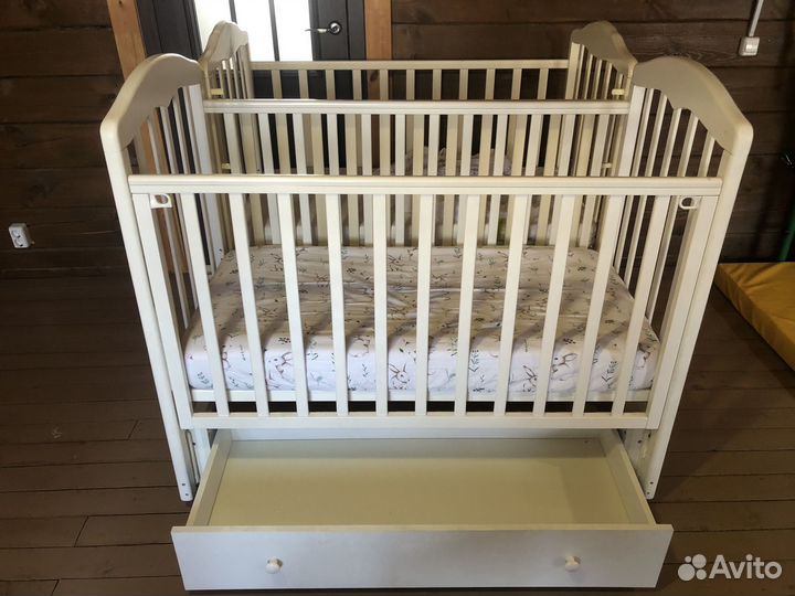 Кроватка для новорожденных с маятником