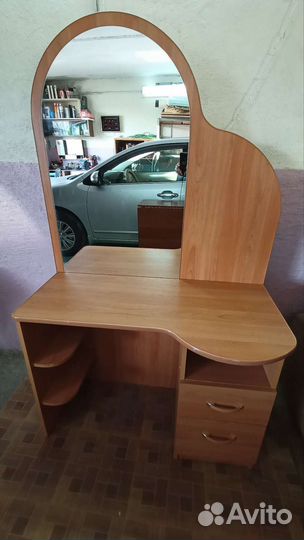 Туалетный столик с зеркалом