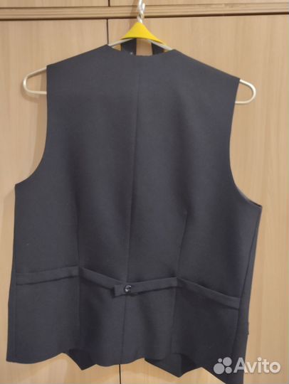Жилетка мужская новая в подарок 2 шт галстука