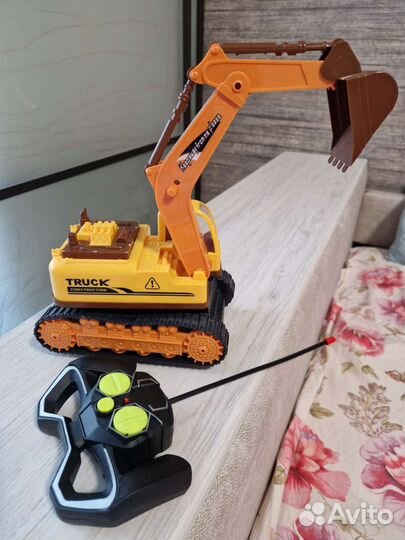 Экскаватор на пульте