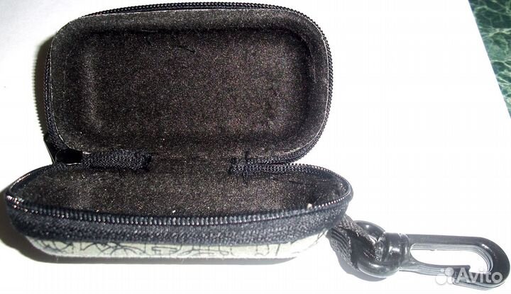 Футляр для складных очков с карабином