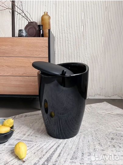 Вазон-Пуф полубарный черный Bocha с крышкой