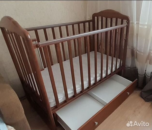 Детская кроватка с маятником и ящиком