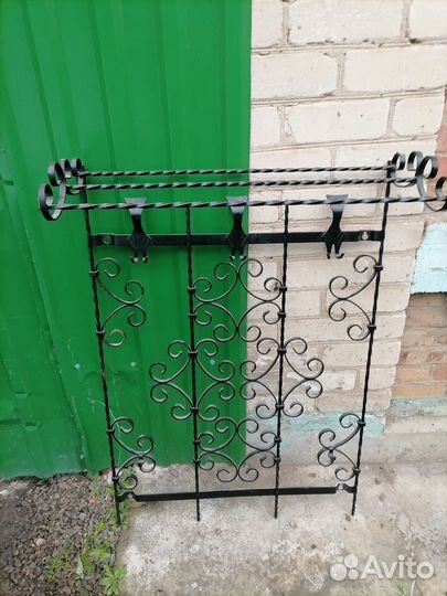 Кованная настенная вешалка