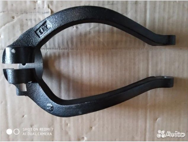 Вилка крепления переднего амортизатора левая