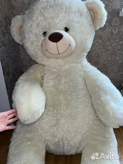 Большой плюшевый медведь