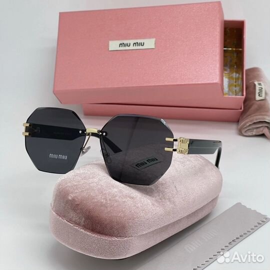 Солнцезащитные очки Miu Miu